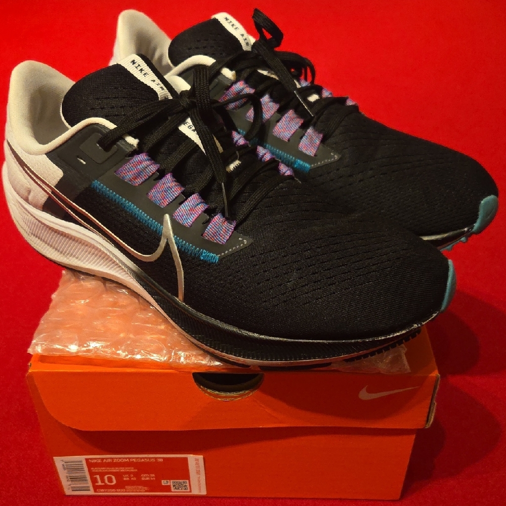Nike Black and White Athletic Shoes with Sleek Design
